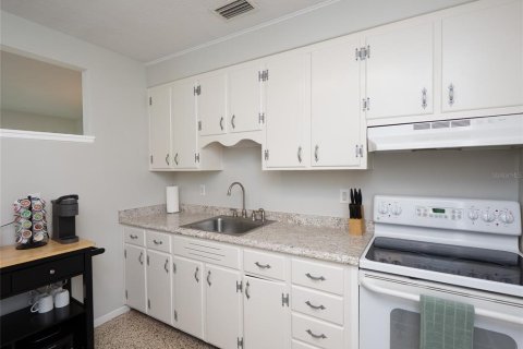 Villa ou maison à vendre à Sarasota, Floride: 2 chambres, 81.75 m2 № 2410635 - photo 13