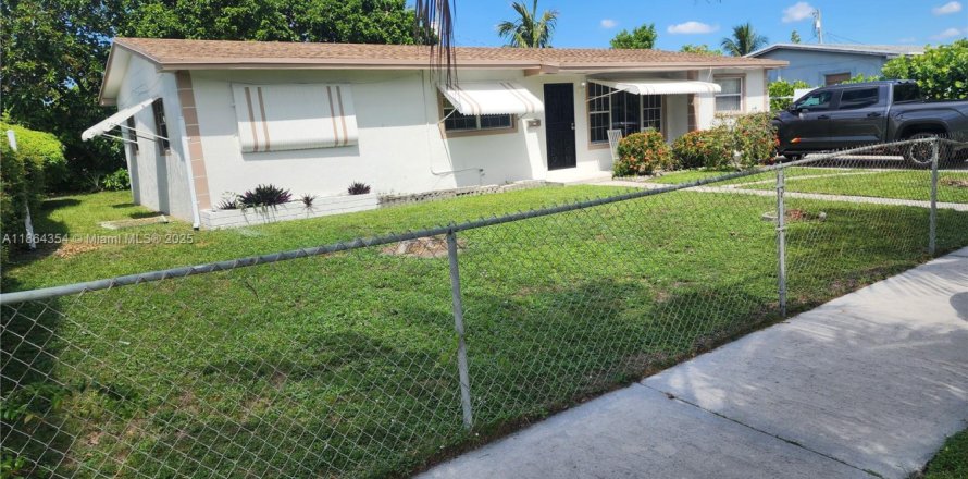 House in Miami Gardens, Florida 3 bedrooms, 123.84 sq.m. № 1977825