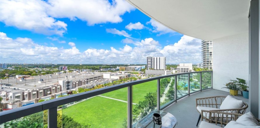 Кондоминиум с 2 спальнями в Майами, Флорида № 1947382