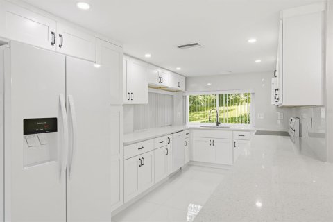 House in Hudson, Florida 3 bedrooms, 141.12 sq.m. № 2337423 - photo 18