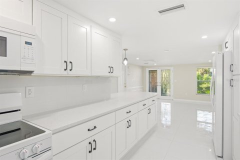 House in Hudson, Florida 3 bedrooms, 141.12 sq.m. № 2337423 - photo 17