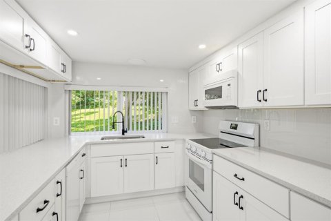 House in Hudson, Florida 3 bedrooms, 141.12 sq.m. № 2337423 - photo 16
