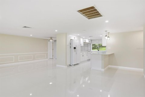 House in Hudson, Florida 3 bedrooms, 141.12 sq.m. № 2337423 - photo 8