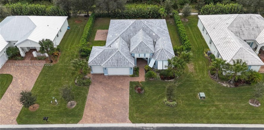 House in Vero Beach, Florida 4 bedrooms, 218.88 sq.m. № 1953633