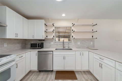 House in Gainesville, Florida 4 bedrooms, 248.05 sq.m. № 2102249 - photo 16