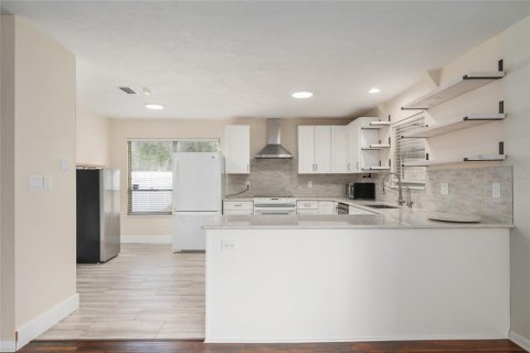 House in Gainesville, Florida 4 bedrooms, 248.05 sq.m. № 2102249 - photo 10
