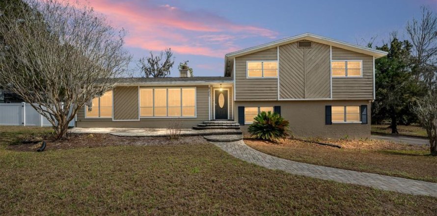 House in Gainesville, Florida 4 bedrooms, 248.05 sq.m. № 2102249