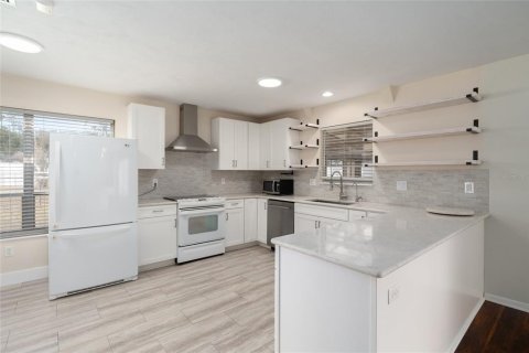 House in Gainesville, Florida 4 bedrooms, 248.05 sq.m. № 2102249 - photo 11