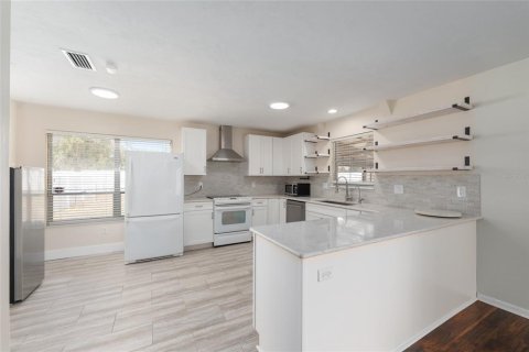 House in Gainesville, Florida 4 bedrooms, 248.05 sq.m. № 2102249 - photo 12