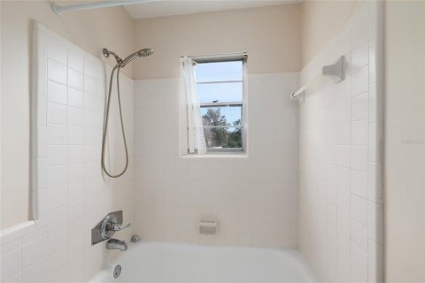 House in Gainesville, Florida 4 bedrooms, 248.05 sq.m. № 2102249 - photo 24