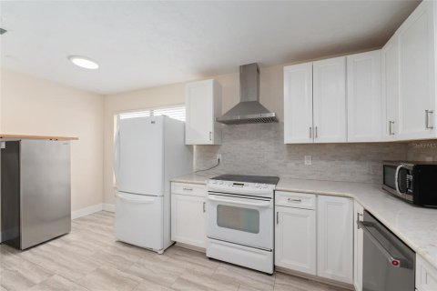House in Gainesville, Florida 4 bedrooms, 248.05 sq.m. № 2102249 - photo 17