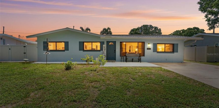 Villa ou maison à Saint Petersburg, Floride 4 chambres, 165.92 m2 № 2210842