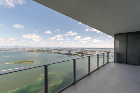 Снять в аренду кондоминиум в Майами, Флорида 3 спальни, 163.42м2, № 1954771 - фото 2
