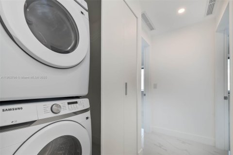 Снять в аренду кондоминиум в Майами, Флорида 3 спальни, 163.42м2, № 1954771 - фото 27