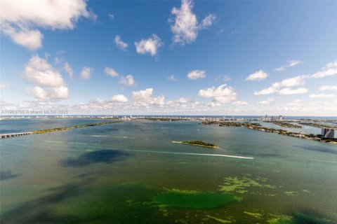 Кондоминиум с 3 спальнями в Майами, Флорида № 1954771