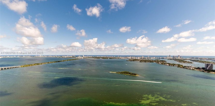 Кондоминиум с 3 спальнями в Майами, Флорида № 1954771