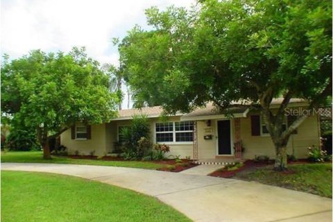 Casa en alquiler en Saint Petersburg, Florida, 3 dormitorios, 156.82 m2 № 1881109 - foto 1