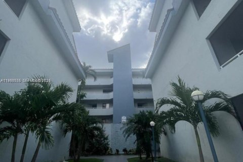 Кондоминиум с 3 спальнями в Майами, Флорида № 2050688