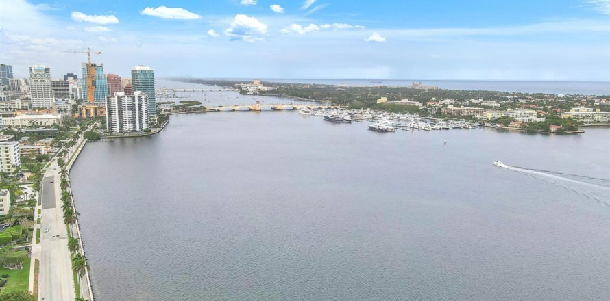 Condominio en West Palm Beach, Florida, 2 dormitorios № 1224555