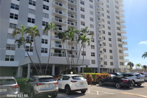 Copropriété à vendre à Hallandale Beach, Floride: 2 chambres, 111.48 m2 № 1940608 - photo 8