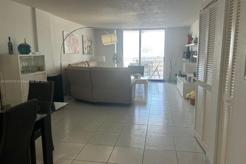 Copropriété à vendre à Hallandale Beach, Floride: 2 chambres, 111.48 m2 № 1940608 - photo 15