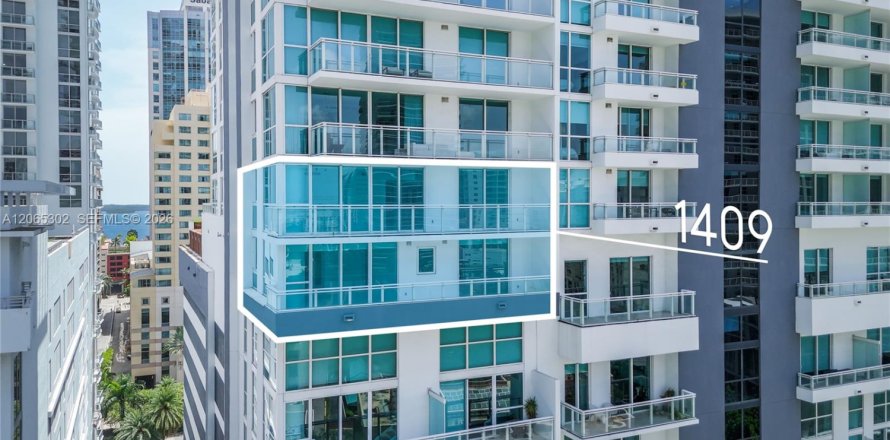 Condo in Miami, Florida, 3 bedrooms  № 2392575
