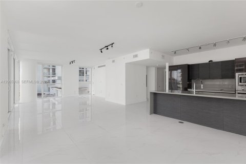 Condo in Miami, Florida, 3 bedrooms  № 2392575 - photo 9