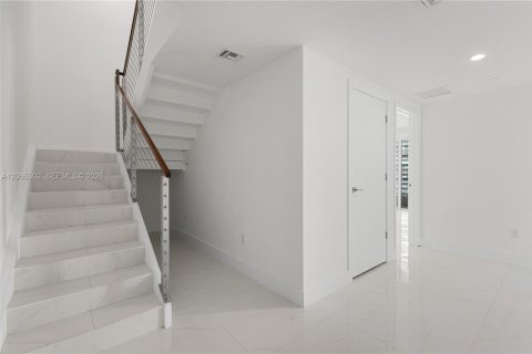 Condo in Miami, Florida, 3 bedrooms  № 2392575 - photo 27
