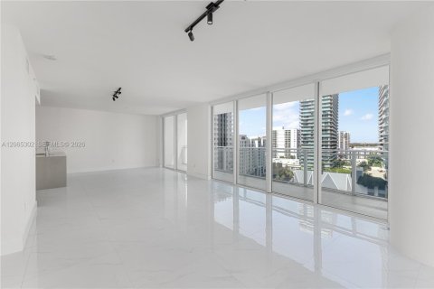Condo in Miami, Florida, 3 bedrooms  № 2392575 - photo 11
