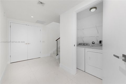 Condo in Miami, Florida, 3 bedrooms  № 2392575 - photo 28