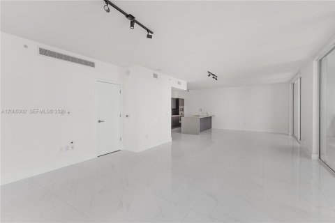 Condo in Miami, Florida, 3 bedrooms  № 2392575 - photo 13