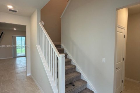 Casa en venta en Port St. Lucie, Florida, 5 dormitorios, 243.03 m2 № 2281255 - foto 2