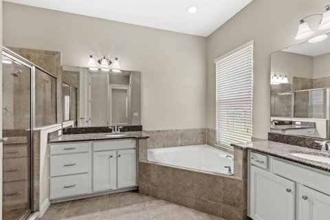 House in Sorrento, Florida 4 bedrooms, 288.65 sq.m. № 1341543 - photo 23