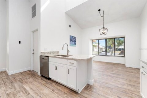 House in Nokomis, Florida 2 bedrooms, 121.61 sq.m. № 2092456 - photo 5