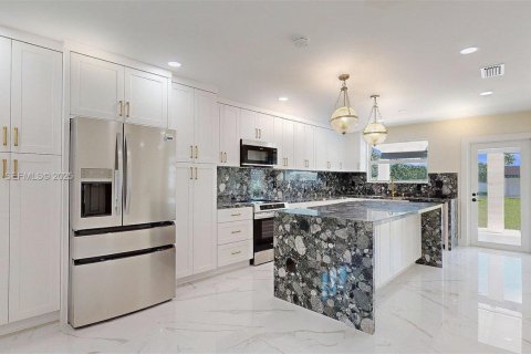 Casa en alquiler en Miami, Florida, 4 dormitorios, 319.86 m2 № 1992982 - foto 9