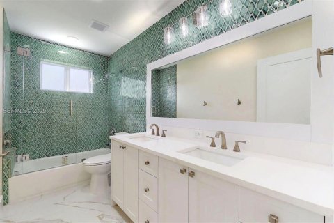 Casa en alquiler en Miami, Florida, 4 dormitorios, 319.86 m2 № 1992982 - foto 15