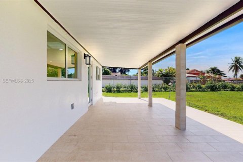 Casa en alquiler en Miami, Florida, 4 dormitorios, 319.86 m2 № 1992982 - foto 26