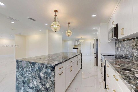 Casa en alquiler en Miami, Florida, 4 dormitorios, 319.86 m2 № 1992982 - foto 10