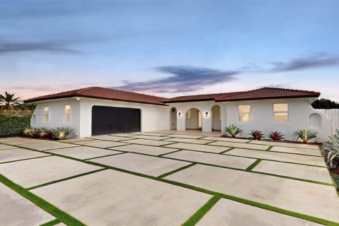 Casa en alquiler en Miami, Florida, 4 dormitorios, 319.86 m2 № 1992982 - foto 1