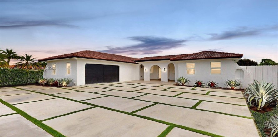 Casa en Miami, Florida 4 dormitorios, 319.86 m2 № 1992982