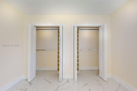 Casa en alquiler en Miami, Florida, 4 dormitorios, 319.86 m2 № 1992982 - foto 19