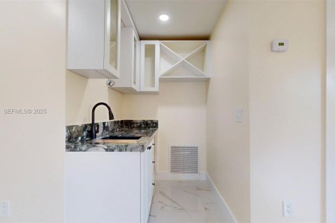 Casa en alquiler en Miami, Florida, 4 dormitorios, 319.86 m2 № 1992982 - foto 8