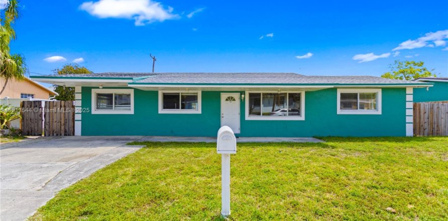 Villa ou maison à Miramar, Floride 4 chambres, 157.56 m2 № 1973158