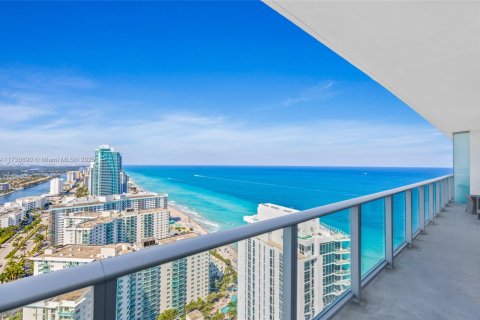Hotel in Hollywood, Florida 2 bedrooms, 104.61 sq.m. № 1709138 - photo 1