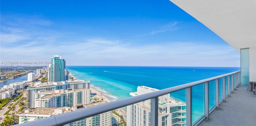 Hotel in Hollywood, Florida 2 bedrooms, 104.61 sq.m. № 1709138
