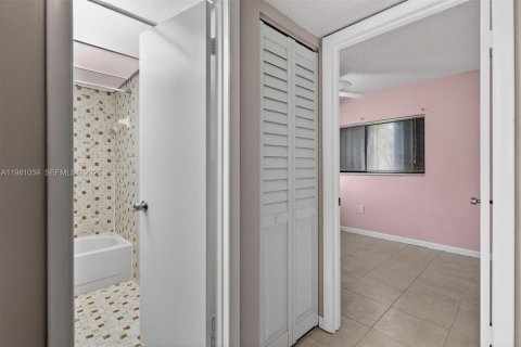 Купить кондоминиум в Майами, Флорида 3 спальни, 96.62м2, № 2048065 - фото 14