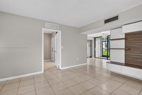 Купить кондоминиум в Майами, Флорида 3 спальни, 96.62м2, № 2048065 - фото 11