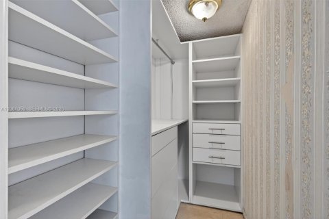 Купить кондоминиум в Майами, Флорида 3 спальни, 96.62м2, № 2048065 - фото 23