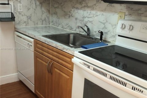 Condominio en alquiler en Coral Gables, Florida, 2 dormitorios, 89.93 m2 № 1971662 - foto 9