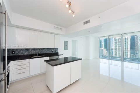 Condo in Miami, Florida, 2 bedrooms № 2145729 - photo 2